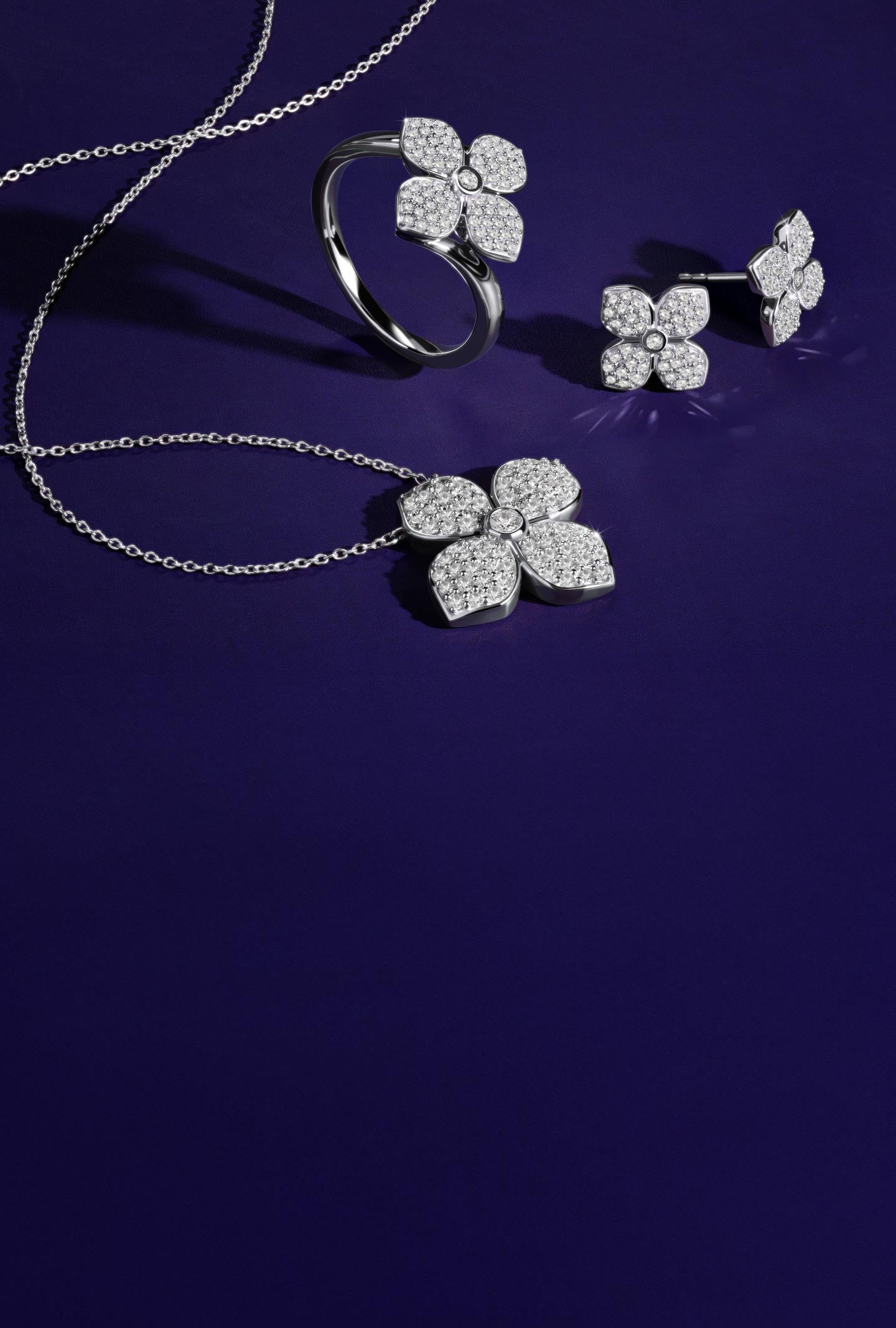 Discover the epitome of luxury with our designer collections, featuring the finest in natural and lab-grown diamonds. From Le Bon's timeless elegance to the modern allure of Toi-et-Moi, find your perfect diamond jewelry at Verlas.